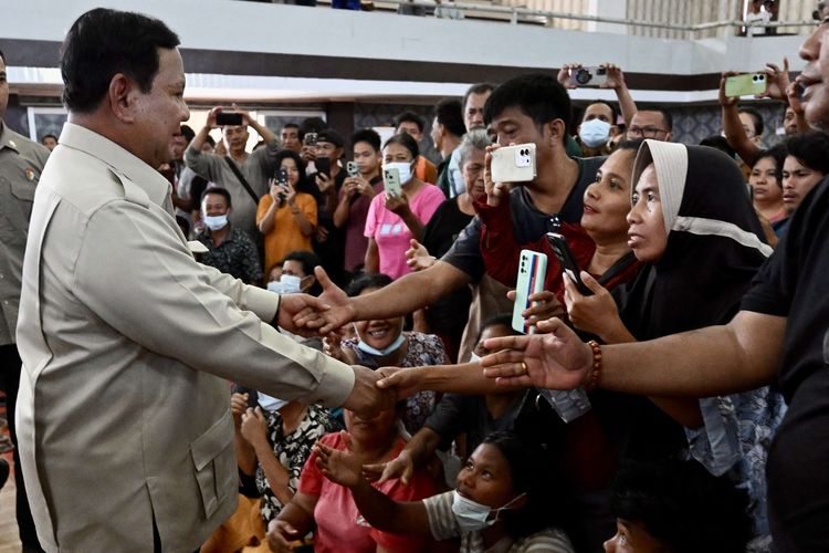Presiden Prabowo Subianto menyapa warga korban banjir yang mengungsi ke GOR Pandan, di Kabupaten Tapanuli Tengah, Sumatera Utara, Senin (1/12/2025). Kunjungan Presiden di GOR Pandan, Tapanuli Tengah, dilakukan untuk meninjau dapur umum, memastikan ketersediaan logistik, serta memantau kelancaran distribusi bantuan bagi para pengungsi.
