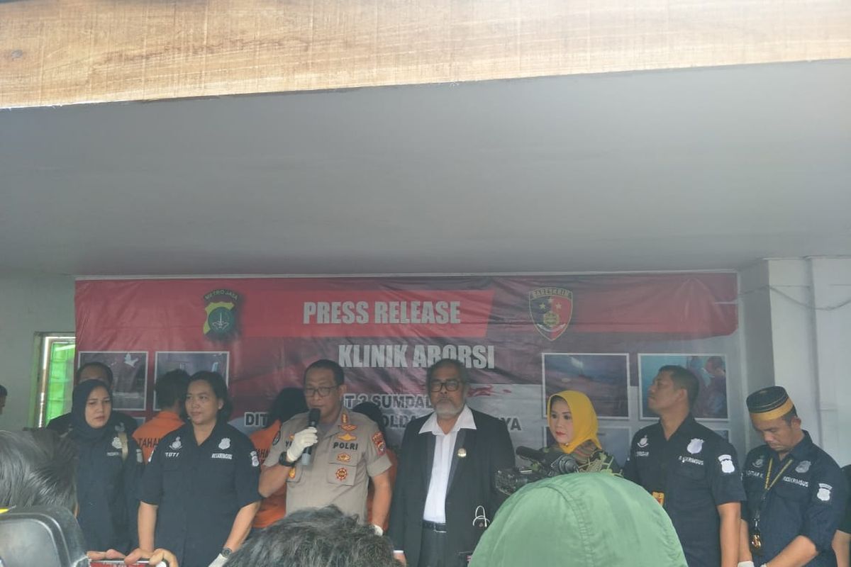 Konferensi pers pengungkapan klinik aborsi ilegal di daerah Paseban, Jakarta Pusat, Jumat (14/2/2020).