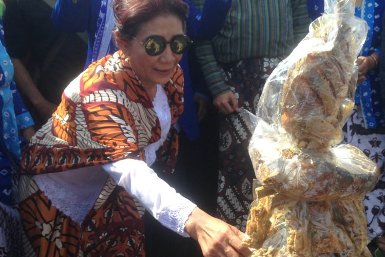 Menteri DKP Susi Pudjiastuti saat ikut Labuhan