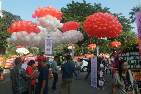 Pendukung Ahok Bawa 10.000 Balon ke Balai Kota