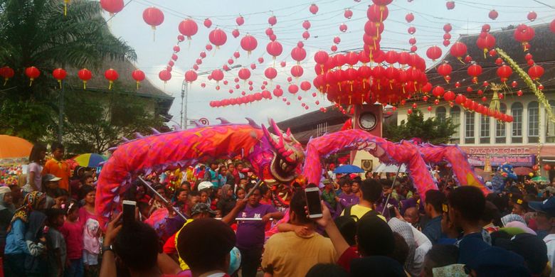 Pertunjukan atraksi liong dalam kirab budaya Grebeg Sudiro di Solo, Jawa Tengah, Minggu (11/2/2018).