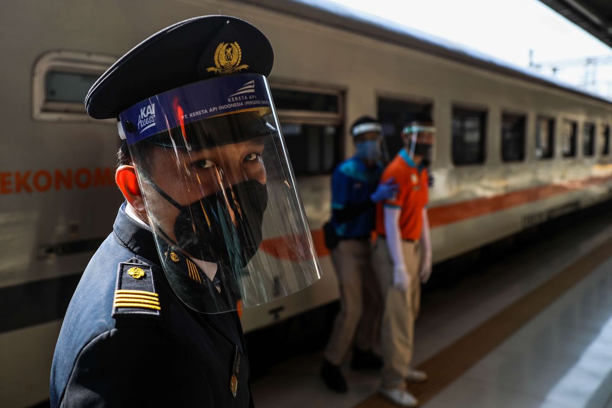 Petugas berjalan di dekat rangkaian Kereta Api (KA) Serayu di Stasiun Pasar Senen, Jakarta Pusat, Jumat (12/6/2020). Kereta Api Jarak Jauh Reguler kembali beroperasi dan ada satu kereta yang diberangkatkan yakni dari Stasiun Pasar Senen menuju Stasiun Purwokerto di Jawa Tengah, pengoperasian diikuti dengan penerapan protokol pencegahan COVID-19.