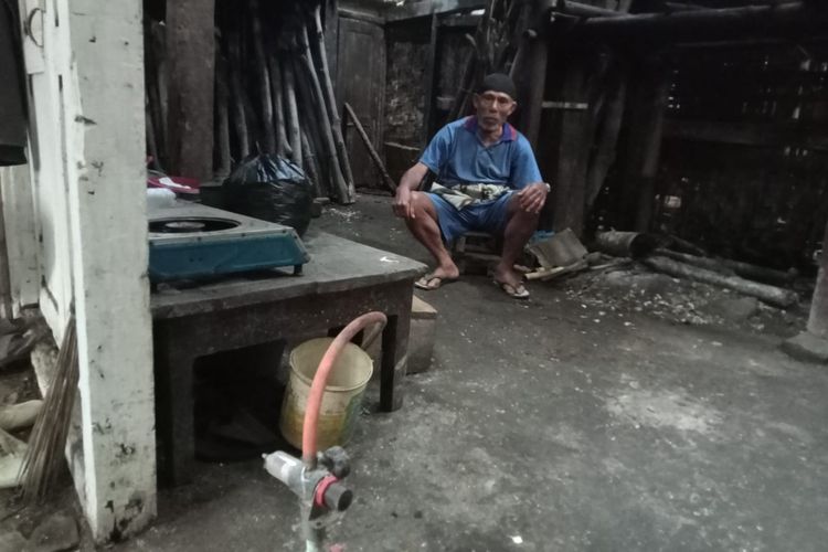 Warga RT 007/RW 001 Dusun Duglig, Desa Bantar, Kecamatan Wanayasa, Kabupaten Banjarnegara, Jawa Tengah (Jateng), Makhuri (70) saat menunjukkan keberadaan kompor khusus yang memanfaatkan gas rawa sebagai bahan bakarnya, Kamis (22/6/2023). Dia mengaku sangat terbantu dengan keberadaan instalasi gas rawa karena bisa menekan pengeluaran untuk pembelian elpiji.