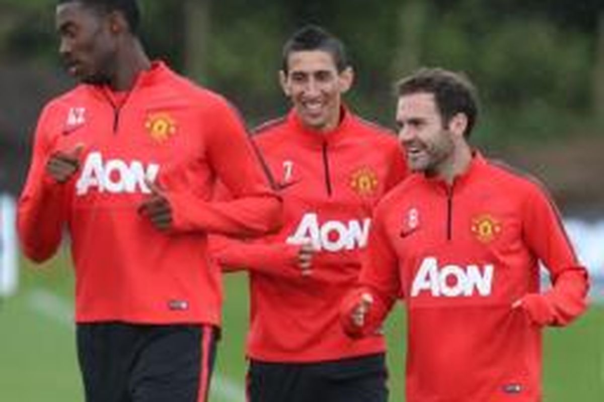 Gelandang Manchester United, Angel di Maria (tengah), berlatih bersama dua rekannya, Tyler Blackett (kiri) dan Juan Mata (kanan).