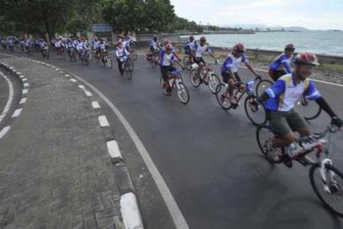 Pesepeda Dimanjakan Pemandangan AlamPesepeda Dimanjakan Pemandangan Alam