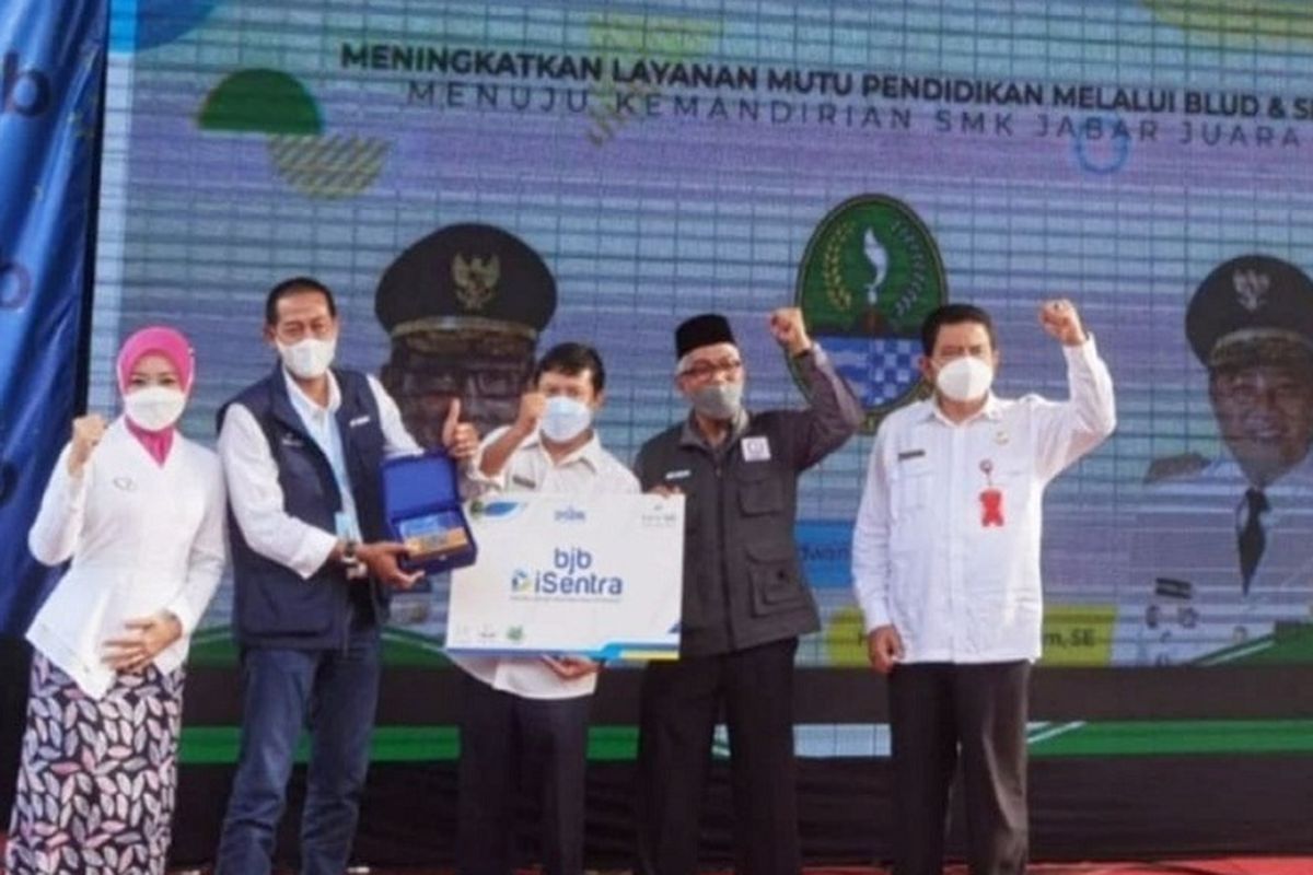 Penyerahan aplikasi Disentra Bank BJB dihadiri Ketua Dekranasda Jawa Barat Atalia Praratya Ridwan Kamil, Kepala Dinas Pendidikan Provinsi Jawa Barat Dedi Supandi, dan Pemimpin Divisi Kredit UMKM bank bjb Denny Mulyadi, Selasa (29/3/2022). 