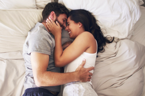 4 Posisi Cuddling Paling Romantis, dari Spooning hingga Yin-yang