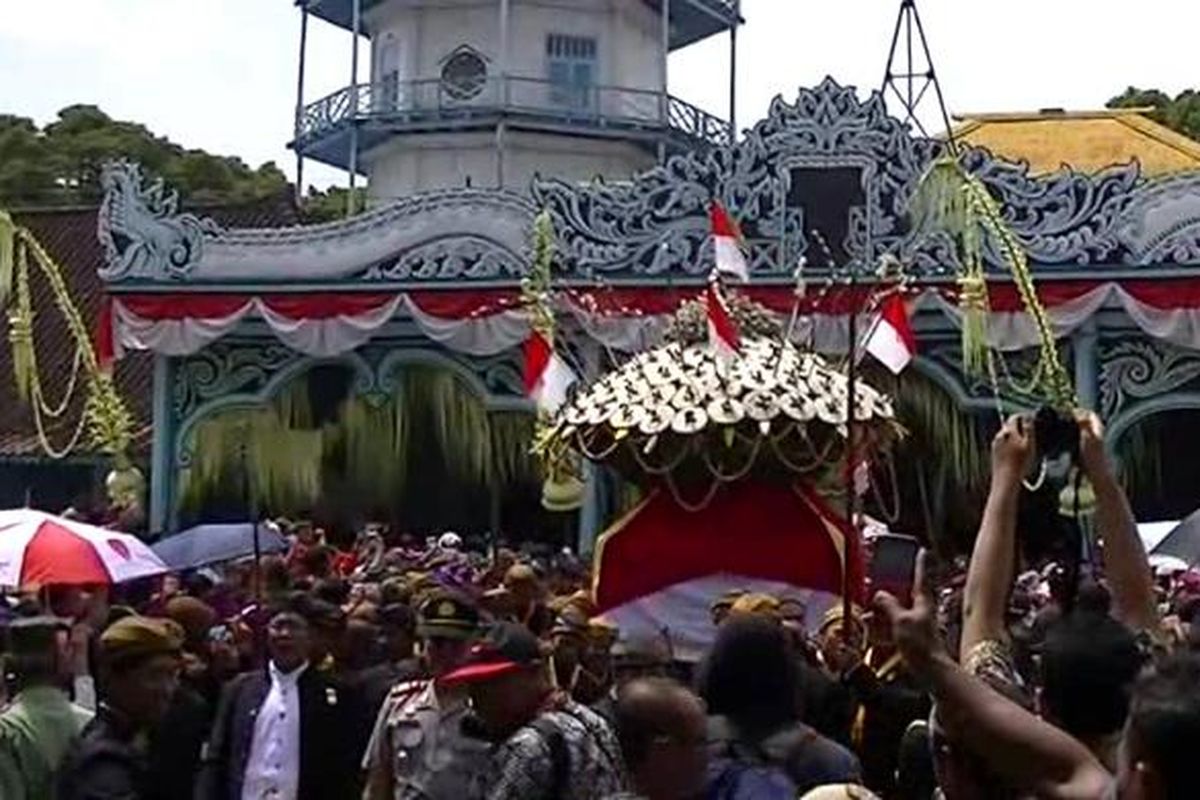 Acara Grebeg Maulud Solo pada hari Selasa (14/1/2014). 