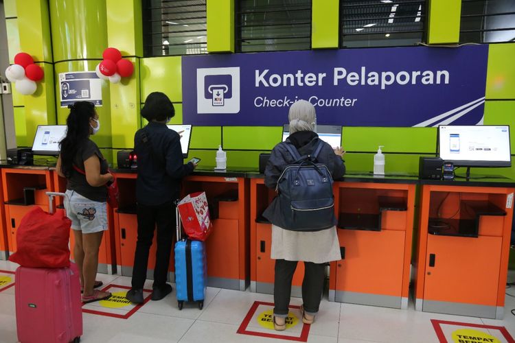 Konter pemeriksaan tiket di stasiun kereta api.