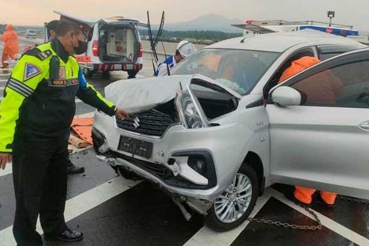 Kondisi mobil Suzuki Ertiga bernopol B-2638-TYD yang terlibat tabrakan di Tol Kertosono-Caruban, KM 641.700/B, Rabu (3/11/2021).
