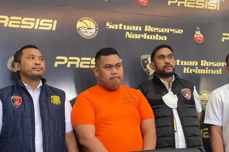 Selebgram Ajudan Pribadi saat dihadirkan dalam jumpa pers di Polres Metro Jakarta Barat pada Rabu (15/3/2023). Ajudan Pribadi diduga melakukan penipuan dan penggelapan senilai Rp 1,3 miliar.