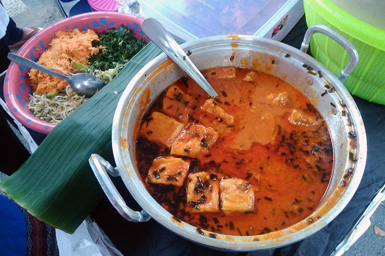 Bumbu khas serta urapan sayur yang biasa ditemui dalam satu porsi sego boranan, kuliner khas Lamongan, Jawa Timur, Sabtu (26/5/2018).