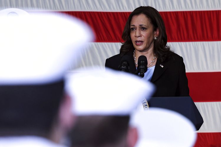 Wakil Presiden AS Kamala Harris berbicara kepada tentara saat mengunjungi USS Tulsa di Singapura, Senin, 23 Agustus 2021. 