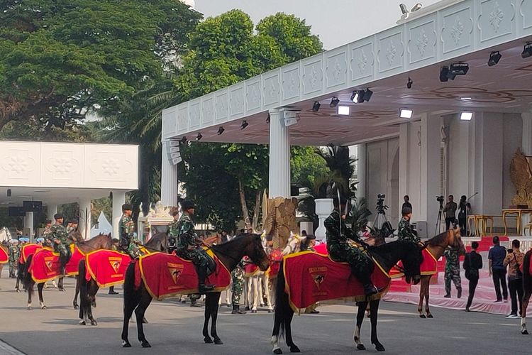 Pasukan berkuda yang merupakan prajurit Tentara Nasional Indonesia (TNI) mulai mengisi acara gladi kotor untuk upacara peringatan detik-detik Proklamasi Kemerdekaan, untuk HUT ke-78 RI, di Istana Negara, Jakarta, Minggu (13/8/2023) pagi.
