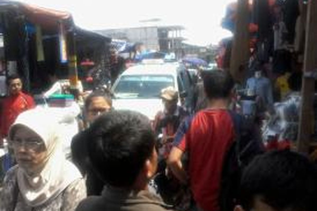 Suasana Pasar Tanah Abang yang tak pernah lengang, Jakarta, Selasa (16/7/2013). Setiap kali direlokasi, PKL selalu kembali memadati badan jalan karena di lokasi baru sepi pembeli.