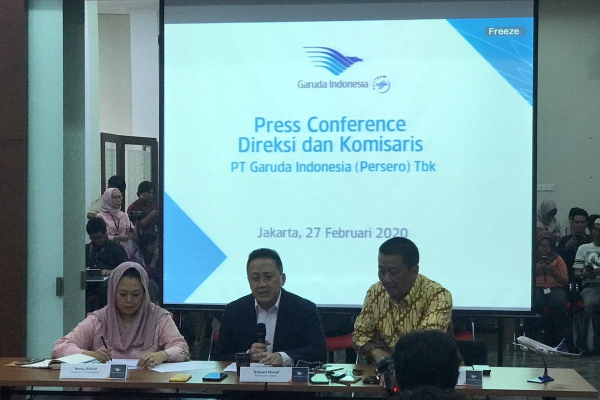 (Kiri ke kanan) Komisaris Independen Yenny Wahid bersama Komisaris Utama Triawan Munaf dan Direktur Utama Garuda Indonesia di Jakarta, Kamis (27/2/2020).