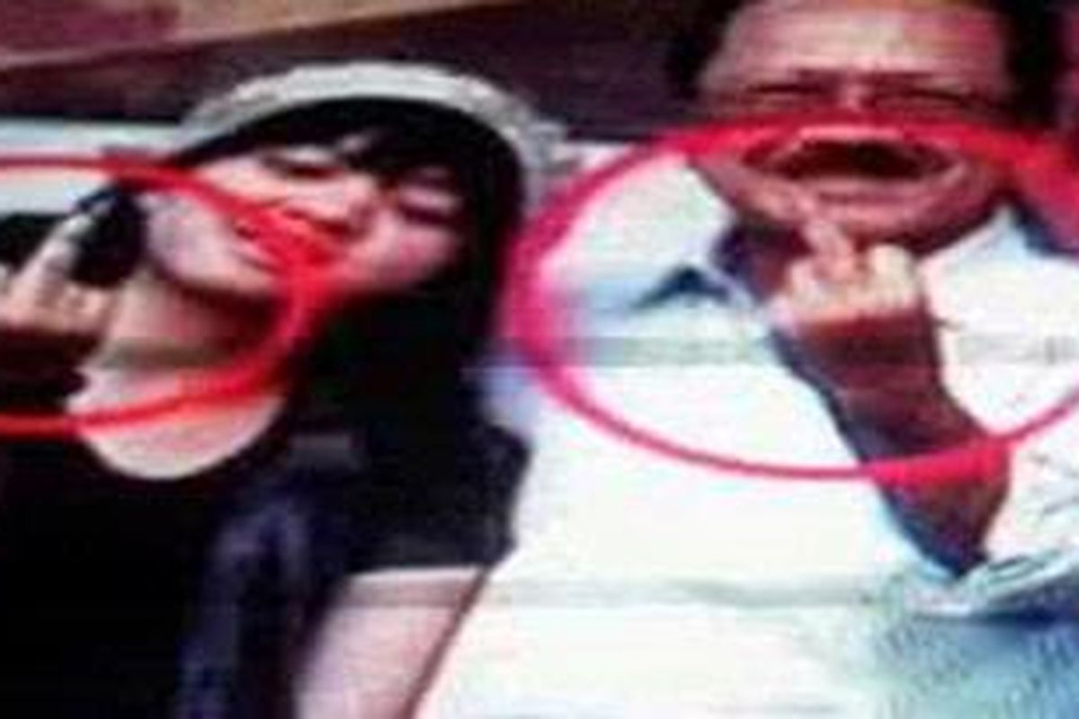 Foto capture Gubernur DKI Fauzi Bowo bersama seorang gadis yang sedang mengacungkan jari tengah, yang beredar di twitter ramai menjadi perbincangan di jejaring sosial itu.