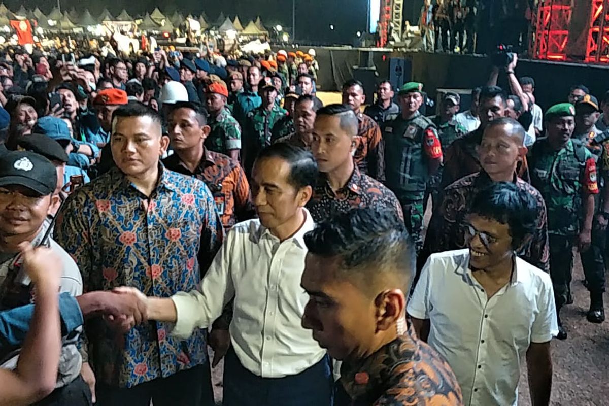 Presiden Joko Widodo turun dari panggung dan menyalami penonton Konser Musik Untuk Republik di Buperta Cibubur, Jakarta Timur, Minggu (20/10/2019).