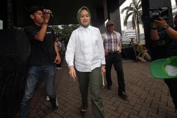 Wali Kota Tangerang Selatan, Airin Rachmi Diany kembali menjenguk suaminya, Tubagus Chairi Whardana alias Wawan, di tahanan Komisi Pemberantasan Korupsi (KPK), Jakarta, Senin (13/1/2014). Wawan ditahan KPK karena diduga terlibat dalam suap pengurusan sengketa Pilkada di Mahkamah Konstitusi yang juga melibatkan mantan Ketua MK Akil Mochtar. TRIBUNNEWS/DANY PERMANA 