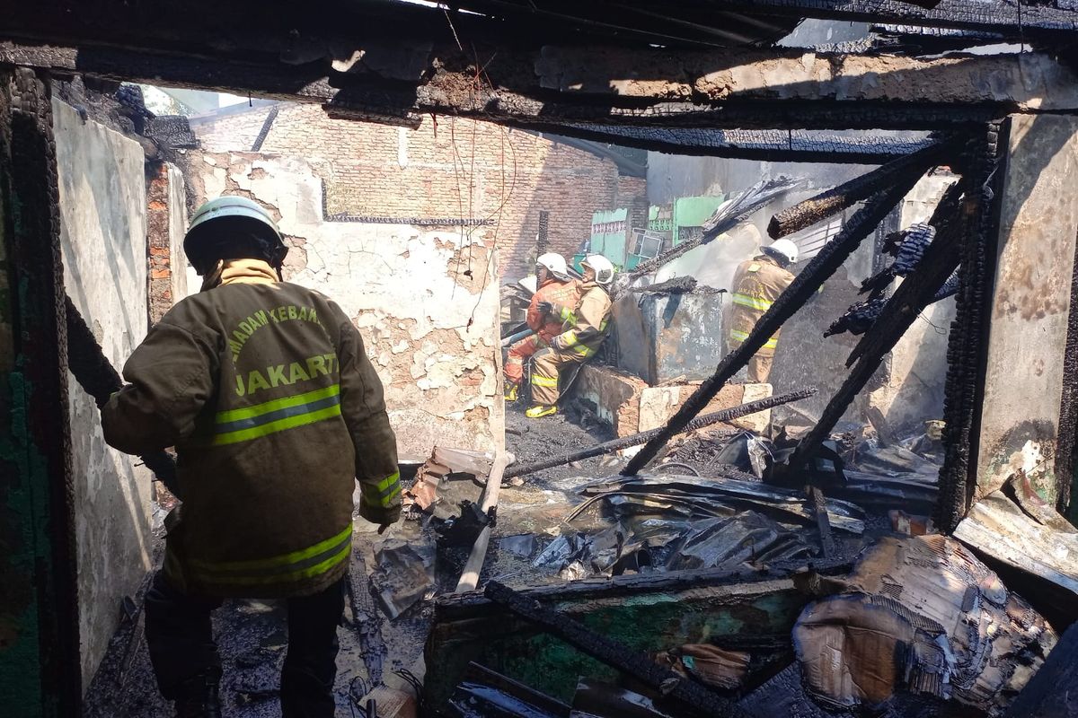 Tiga rumah semi permanen di Jalan Ahmad Yani, Cempaka Putih, Jakarta Pusat ludes dilalap api, Kamis (26/8/2021) pagi. 