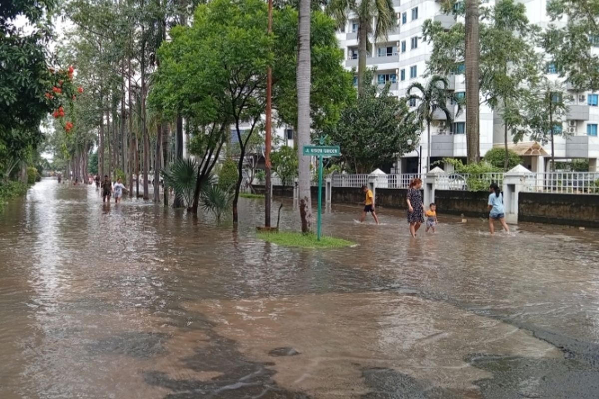 Kondisi genangan air di Jalan Kedoya Garden di samping Apartemen Wesling Kedoya, Kebon Jeruk, Jakarta Barat, Jumat (23/1/2026) sore. Apartemen Wesling Kedoya sempat terdampak banjir pada subuh hingga Jumat sore 