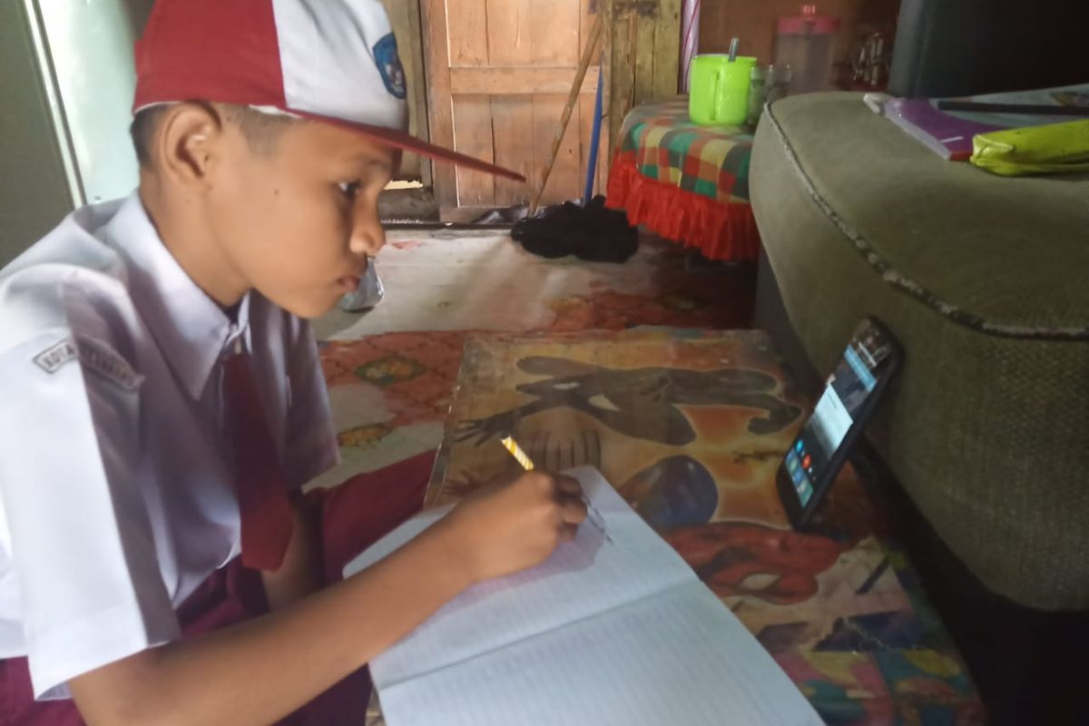 Untuk menyiasati HP yang dibawa orangtua bekerja, Tri Heni guru SDN 25 Pekanbaru, Riau mengajak siswanya belajar daring di akhir pekan. Pada hari kerja biasanya tidak lebih dari 10 siswa yang bisa mengikuti pembelajaran daring, saat dilaksanakan pada akhir pekan ada 25 siswa yang bisa mengikuti pembelajaran.