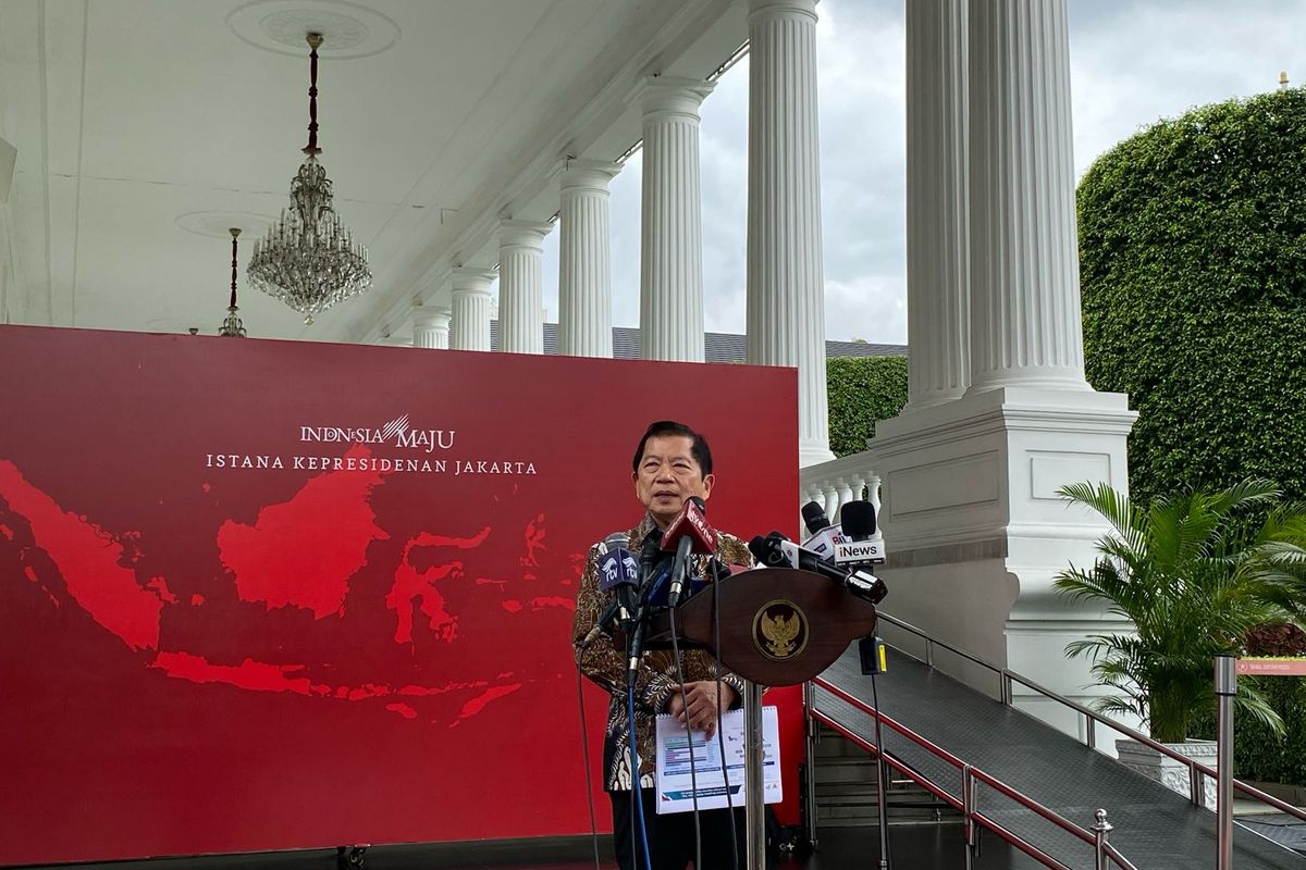 Menteri Perencanaan Pembangunan Nasional (PPN)/Kepala Bappenas Suharso Monoarfa usai Rapat Kabinet Paripurna di Kompleks Istana Kepresidenan, Jakarta Pusat, Senin (26/2/2024).