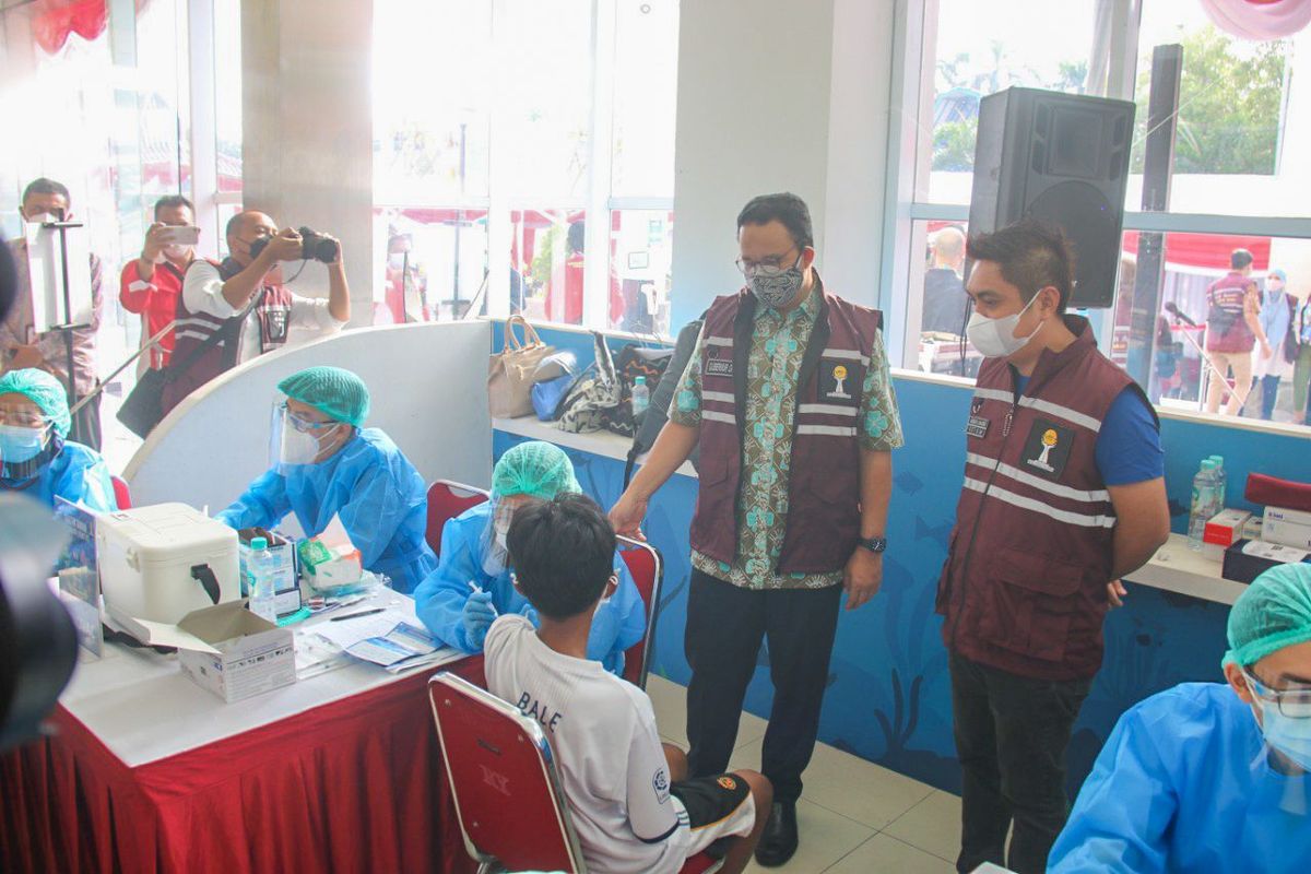 Gubernur Provinsi DKI Jakarta, Anies Baswedan meninjau kegiatan vaksinasi massal di Pasar Ikan Modern Muara Baru, Jakarta Utara, pada Jumat (3/9/2021). 