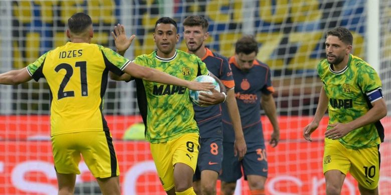 Walid Cheddira merayakan gol dengan bek Timnas Indonesia, Jay Idzes, dalam pertandingan Serie A Liga Italia antara Inter Milan vs Sassuolo di Stadion San Siro di Milan, pada 21 September 2025. (Foto oleh Stefano RELLANDINI / AFP)