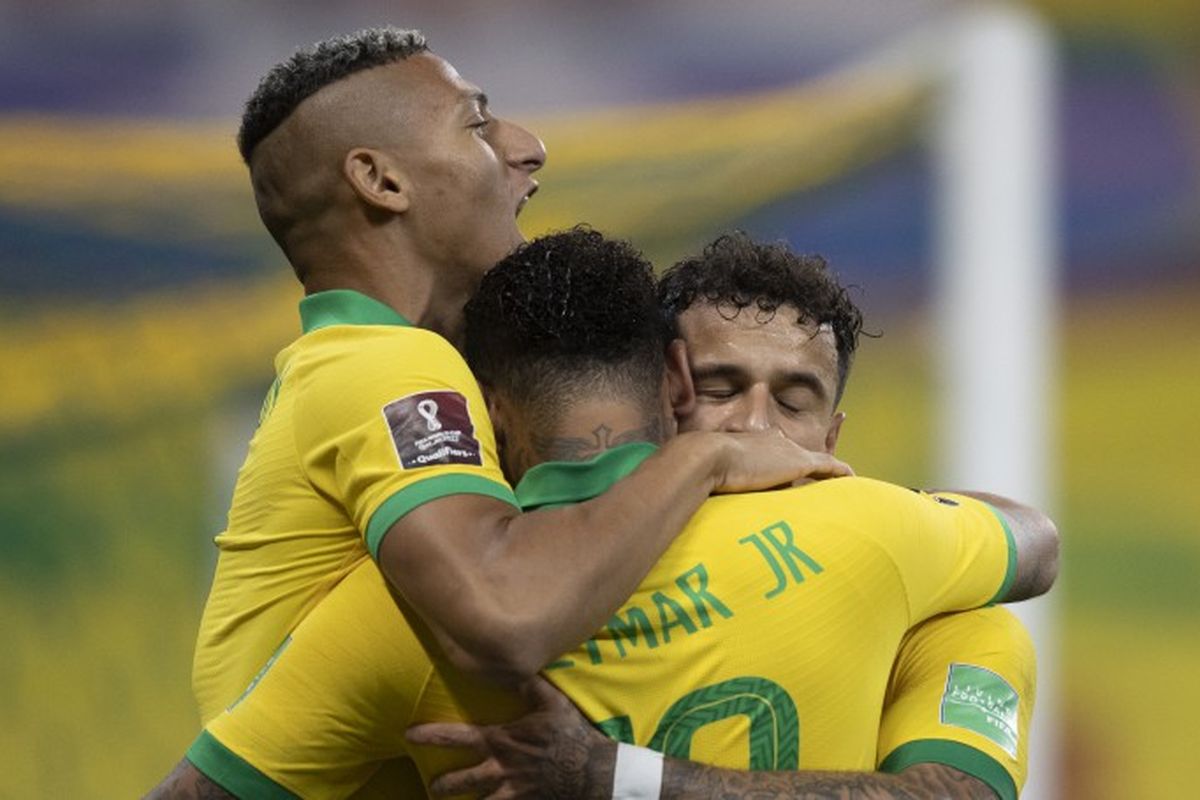 Para pemain Brasil, Richarlison (kiri), Neymar (tengah), dan Philippe Coutinho (kanan) merayakan gol ke gawang Bolivia, Sabtu (10/10/2020).