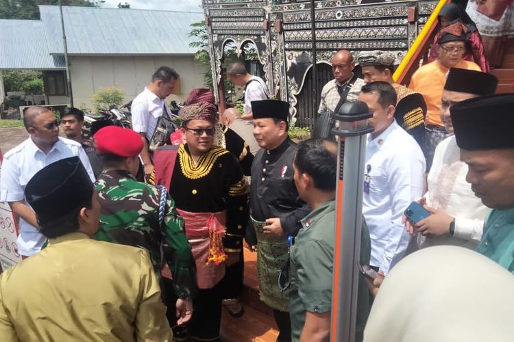Prabowo Subianto bersama Wamenaker Afriansyah Noor saat prosesi batagak gala datuk, Sabtu (29/4/2023) di Tanah Datar