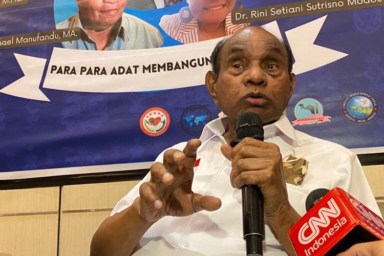 Tokoh Papua Laksamana Madya (Purn) Freddy Numberi di sela-sela acara “Temu Warga Papua 2023” di kawasan Jakarta Pusat, Jumat (5/5/2023).