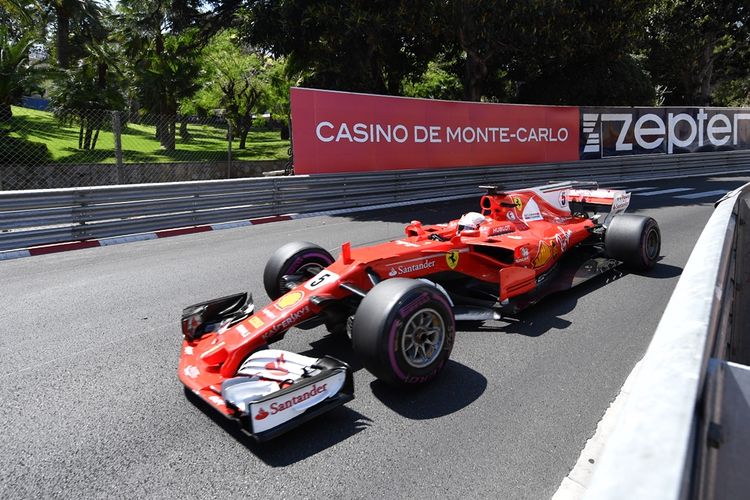 Pebalap Ferrari asal Jerman, Sebastian Vettel, memacu mobilnya pada balapan GP Monaco di sirkuit jalan raya di Monte Carlo, Minggu (28/5/2017).