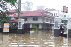 Kendaraan Tak Bisa Lewati Banjir di Depan RS Mintohardjo