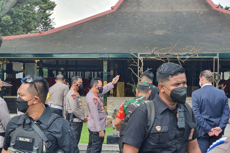 Kapolri Jenderal Polisi Listyo Sigit Prabowo melakukan tinjauan ke lokasi akad nikah Kaesang Pangarep dengan Erina Gudono, di sekitar Pendopo Agung Royal Ambarrukmo Yogyakarta. Kamis (8/12/2022)