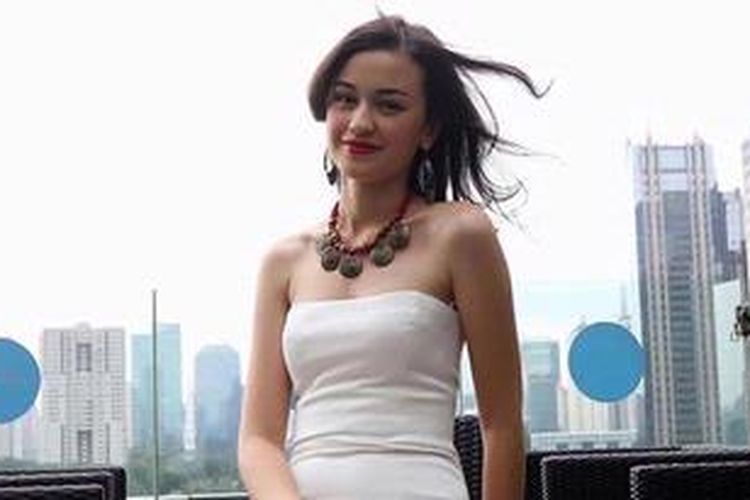 Artis peran dan model Kimberly Alvionnella Ryder atau Kimberly Ryder saat ditemui di acara syukuran film Air Terjun Pengantin Phuket, di Prive, Senayan, Jakarta Selatan, Senin (19/11/2012).