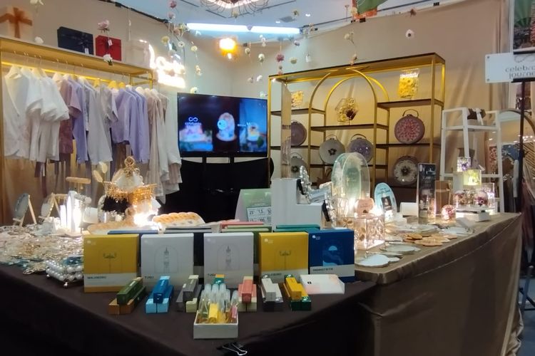 Susunan produk yang terdapat pada booth Cerita Resin di pameran INACRAFT in October, Jakarta Convention Center, Jumat (6/10/2023).