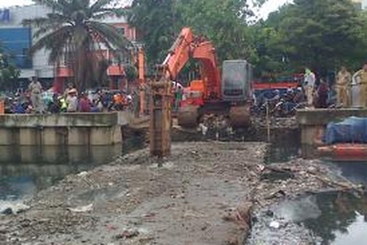 Jembatan kali Angke di jalan Tubagus Angke dirobohkan dengan menggunakan alat berat, Rabu (14/1/2015)