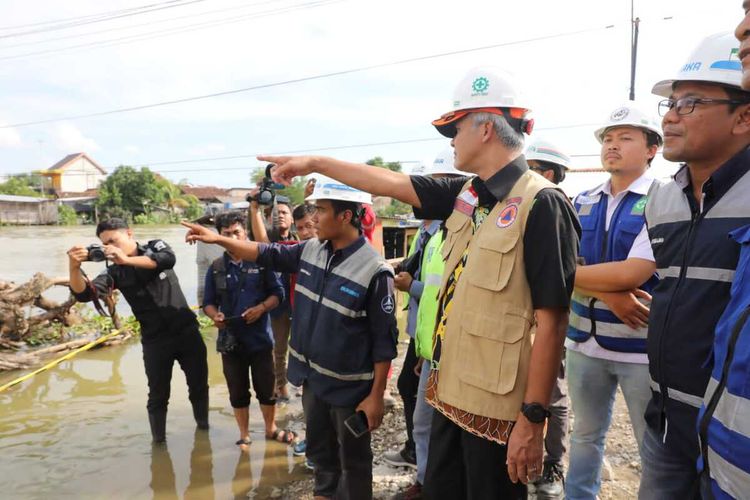 Gubernur Jateng Ganjar Pranowo mengecek progres pembangunan jembatan Juwana, Kabupaten Pati, Rabu (11/1/2023).