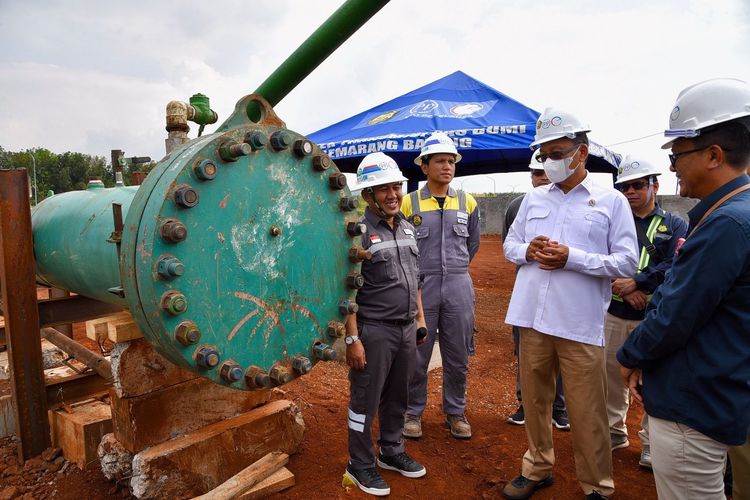 Menteri ESDM Arifin Tasrif, Direktur Sales dan Operasi Perusahaan Gas Negara (PGN) Faris Aziz, dan Direktur Infrastruktur dan Teknologi PGN Achmad Muchtasyar saat meninjau pembangunan Pipa Transmisi Gas bumi Cirebon-Semarang (Cisem) Tahap 1 ruas Semarang-Batang, Rabu (7/6/2023).