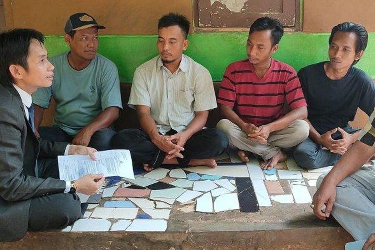 Kuasa hukum Suharsono atau Bondol, Toni RM (jas hitam), Suharsono (baju biru), Suparman (baju putih), Ibnu (baju merah), dan Robi (baju hitam) saat berdiskusi di depan halaman rumah Pegi Setiawan di Desa Kepongpongan, Kecamatan Talun, Kabupaten Cirebon. 

