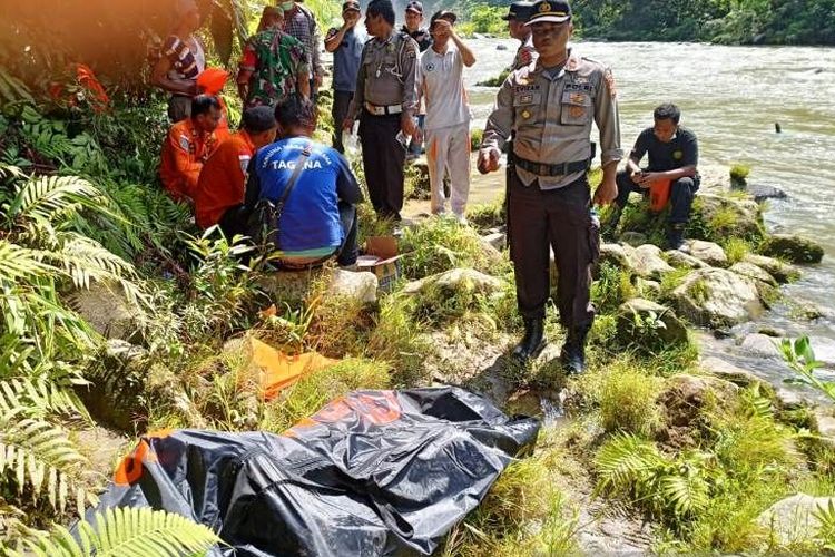 Petugas gabungan memperlihatkan seorang jenazah korban kecelakaan minibus yang ditemukan di bawah air terjun Kedabuhan, Desa Jontor, Kecamatan Penanggalan, Kota Subulussalam, Aceh, Selasa (14/12/2021). 