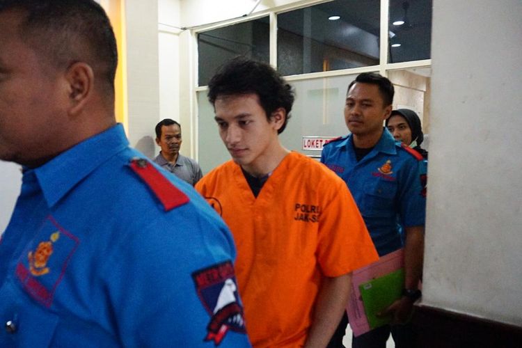 Artis peran Jefri Nichol mengenakan baju tahanan di Polres Jakarta Selatan, Rabu (24/7/2019). Jefri ditangkap polisi karena mengonsumsi ganja. 