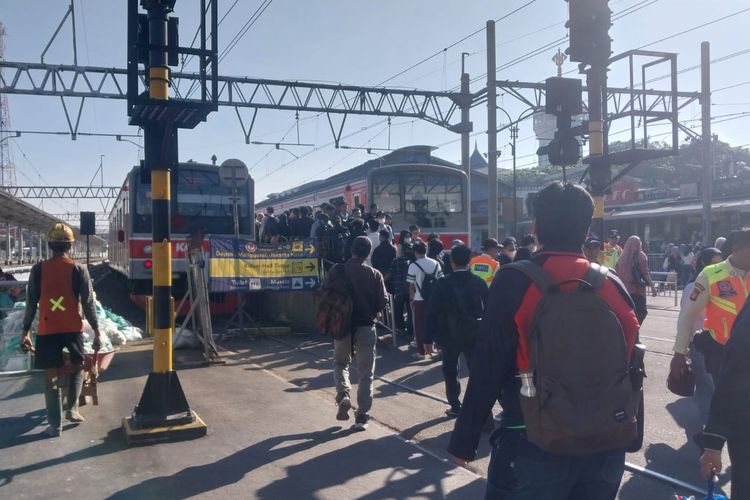 Cara Penumpang KRL Bogor Hindari Desak-desakan, Pasang 4 Alarm hingga Hafal Jadwal Kereta