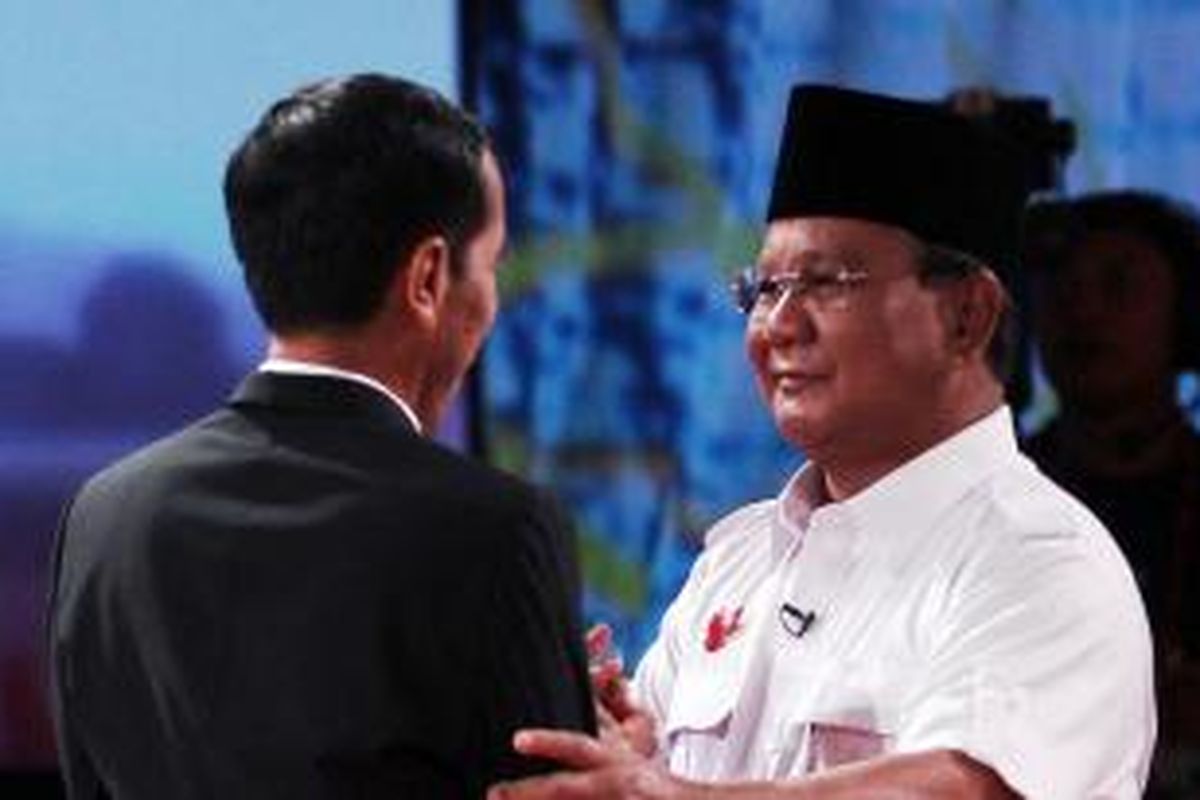Calon Presiden Joko Widodo dan Prabowo Subianto bersalaman sebelum memulai debat di Hotel Gran Melia, Jakarta, Minggu (15/6/2014).