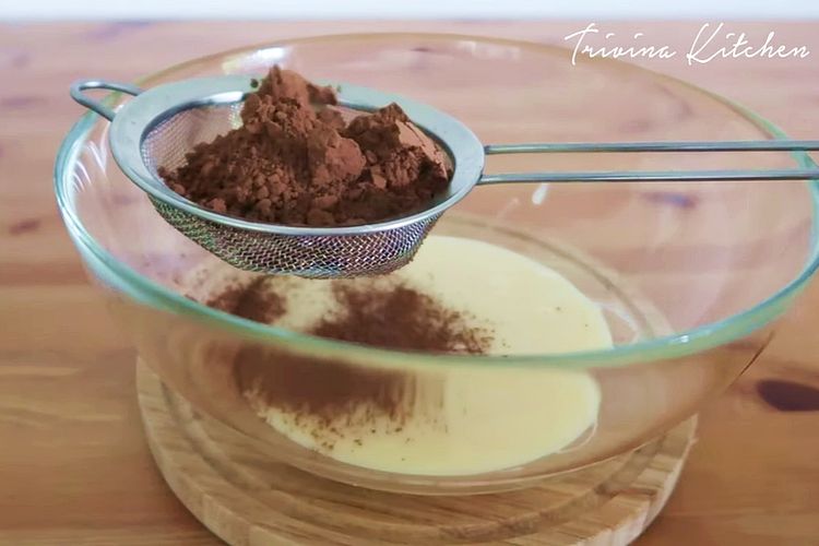 Masukkan cokelat bubuk ke dalam wadah dengan cara disaring 
