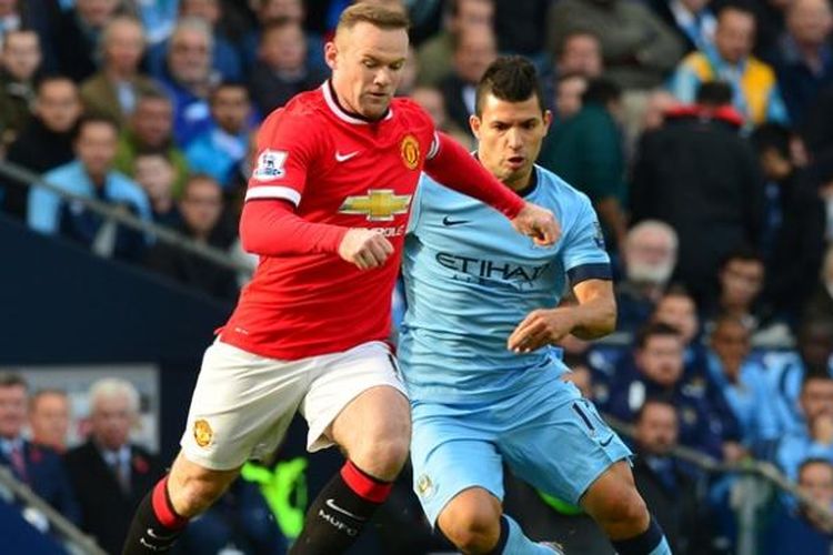 Penyerang Manchester United, Wayne Rooney, dibayang-bayangi bomber Manchester City, Sergio Aguero, saat kedua tim bertemu dalam lanjutan Premier League, di Stadion Etihad, Minggu (2/11/2014). 