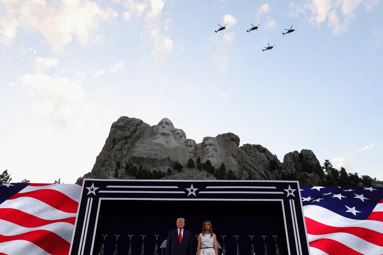 Helikopter terbang di langit saat Presiden Amerika Serikat Donald Trump dan Ibu Negara Melania Trump hadir dalam perayaan Hari Kemerdekaan AS di South Dakota. Acara peringatan ini bertempat di Mount Rushmore, Keystone, South Dakota, pada 3 Juli 2020.