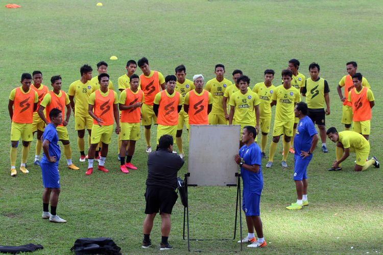 Pemain Arema FC memperhatikan arahan asisten pelatih Charis Yulianto saat latihan rutin persiapan lanjutan Liga 1 2020 di Stadion Kanjuruhan Kabupaten Malang, Jawa Timur, Senin (28/09/2020) sore.