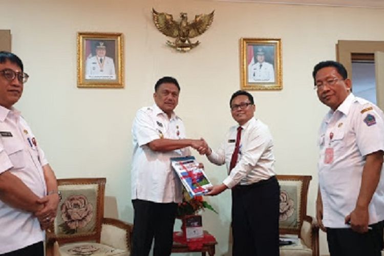 Gubernur Sulawesi Utara Olly Dondokambey menerima Laporan Hasil Pengawasan (LHP) BPKP Semester II Tahun 2018 dari Kepala Perwakilan BPKP Sulut, Kwinhatmaka di Kantor Gubernur Sulut, Rabu (13/2/2019) siang.